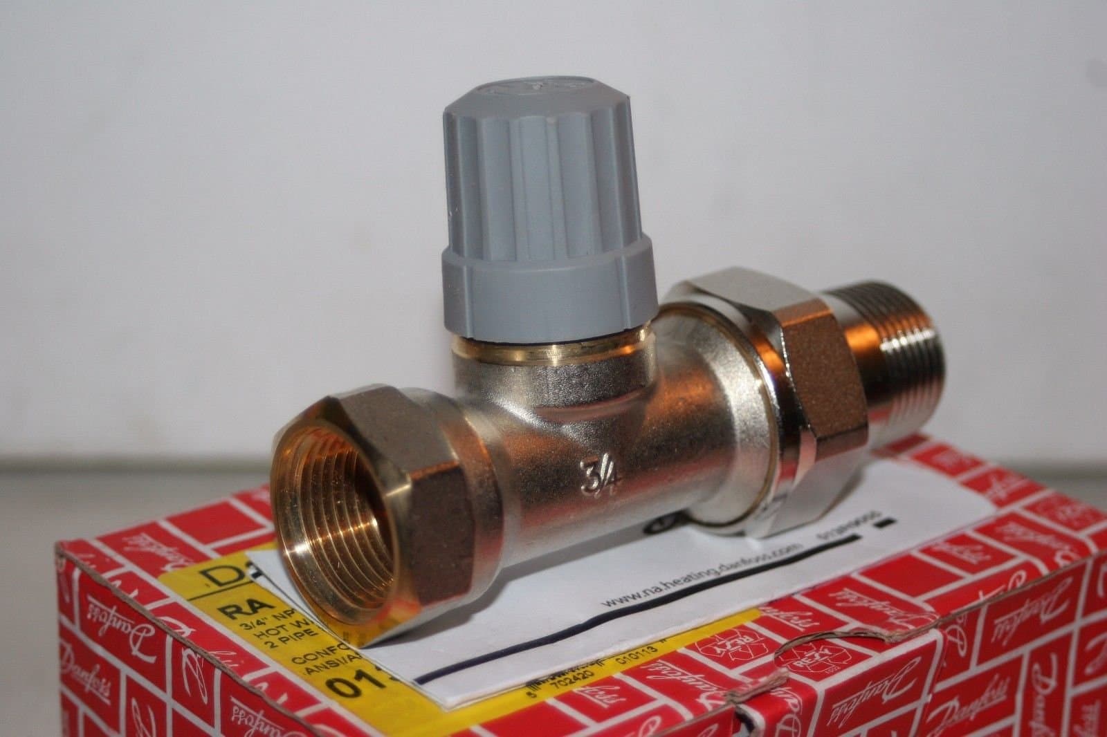 Danfoss013G8020 3/4" NPT Straight Valve, Black