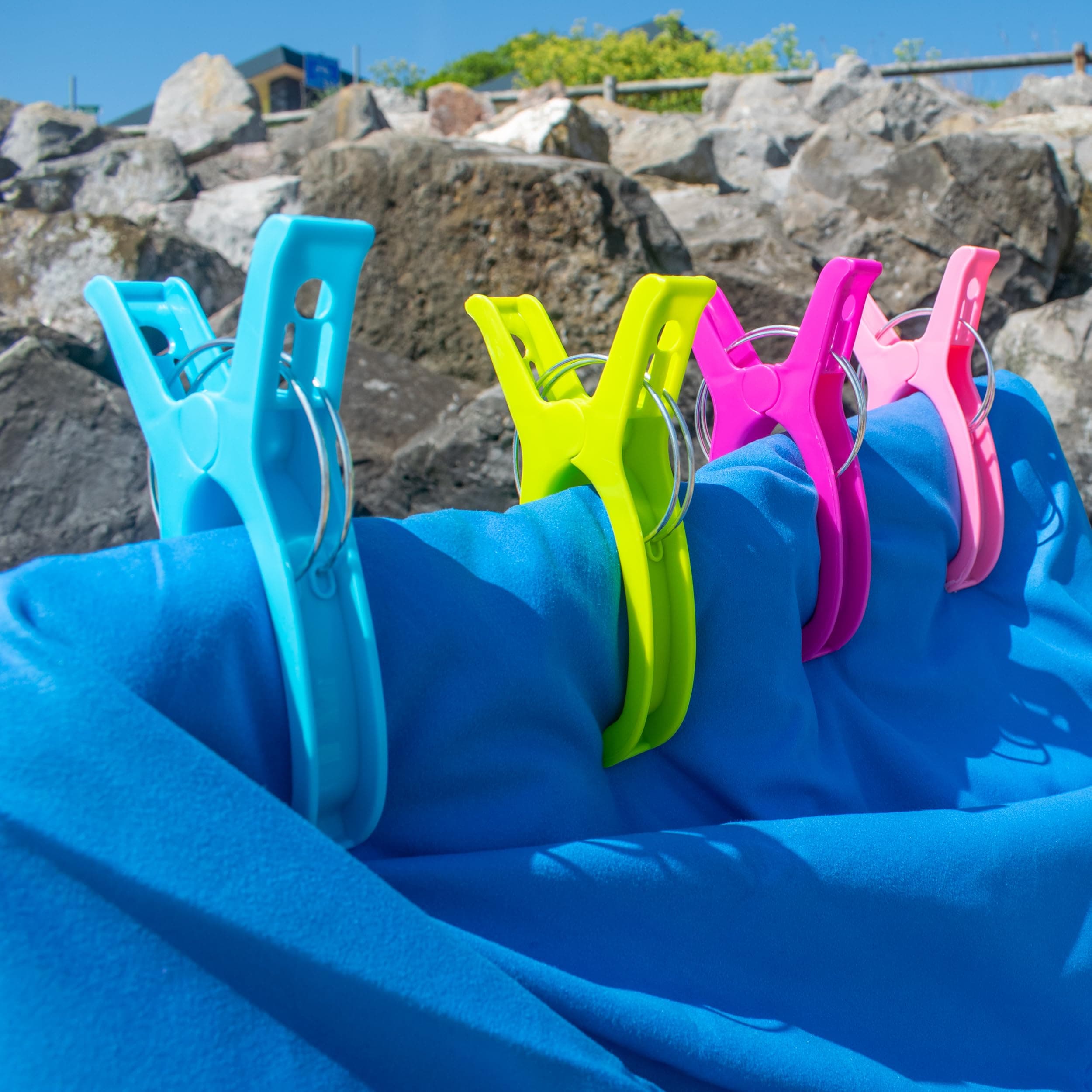 TRIXES 4PC Large HQ Multicoloured Beach Towel Pegs – Secure Sun Lounger Travel Clips Indoor & Outdoor Use - Jumbo Clip for the Beach, Garden, Pool, Sun Bed or Deck Chair - Laundry Quilt & Clothes Peg