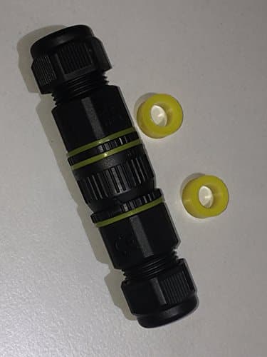 Outdoor plug connection IP68 including protective cap, quick connector, plug and socket, 4-pin, up to 12 mm, coded, plug-in solution for connecting 2 cable ends for example in the garden.