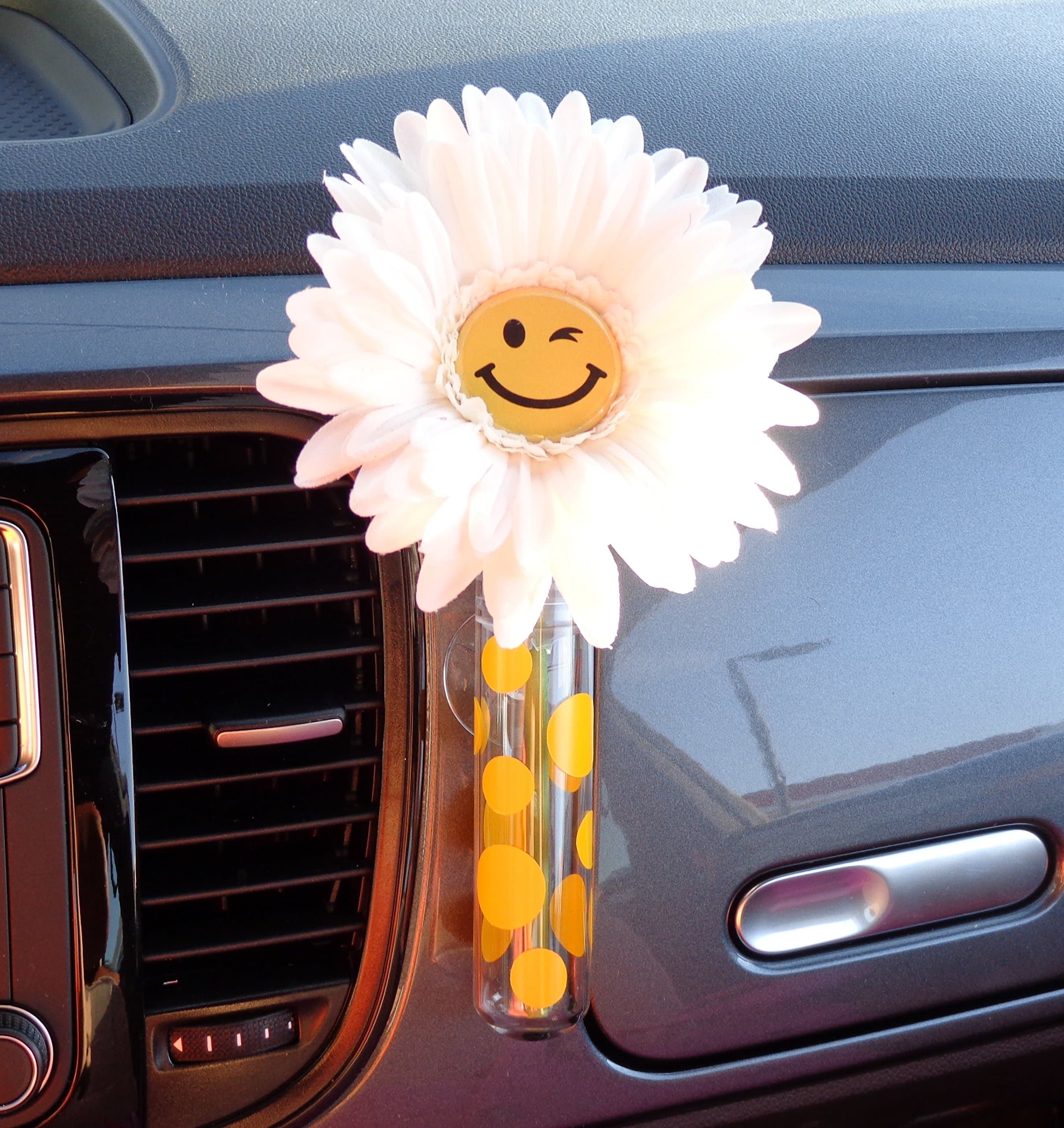 White Daisy Happy Face with Suction Vase - Compatible with VW Beetle